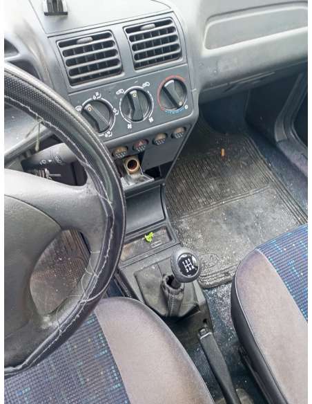 peugeot 205 berlina del año 1998