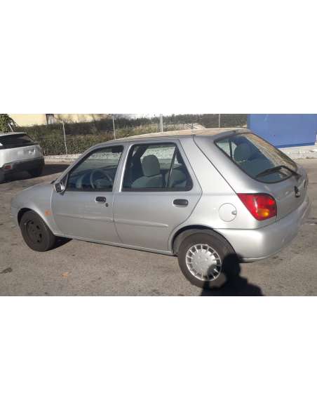 ford fiesta berlina del año 1999