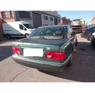 mercedes-benz clase e (w210) berlina del año 1995 2