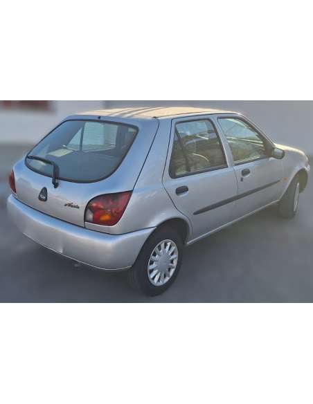 ford fiesta berlina del año 1998