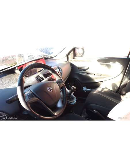 lancia ypsilon (402) del año 2012