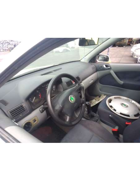 skoda octavia berlina (1u2) del año 1999