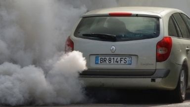 ¿Qué pasa si mi coche echa humo blanco por el tubo de escape?